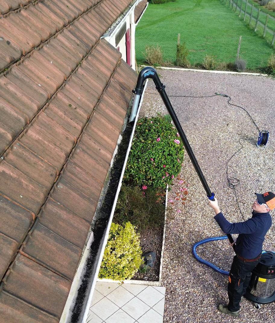 Aspiration des gouttières à la perche télescopique depuis le sol par Le Drone Normand