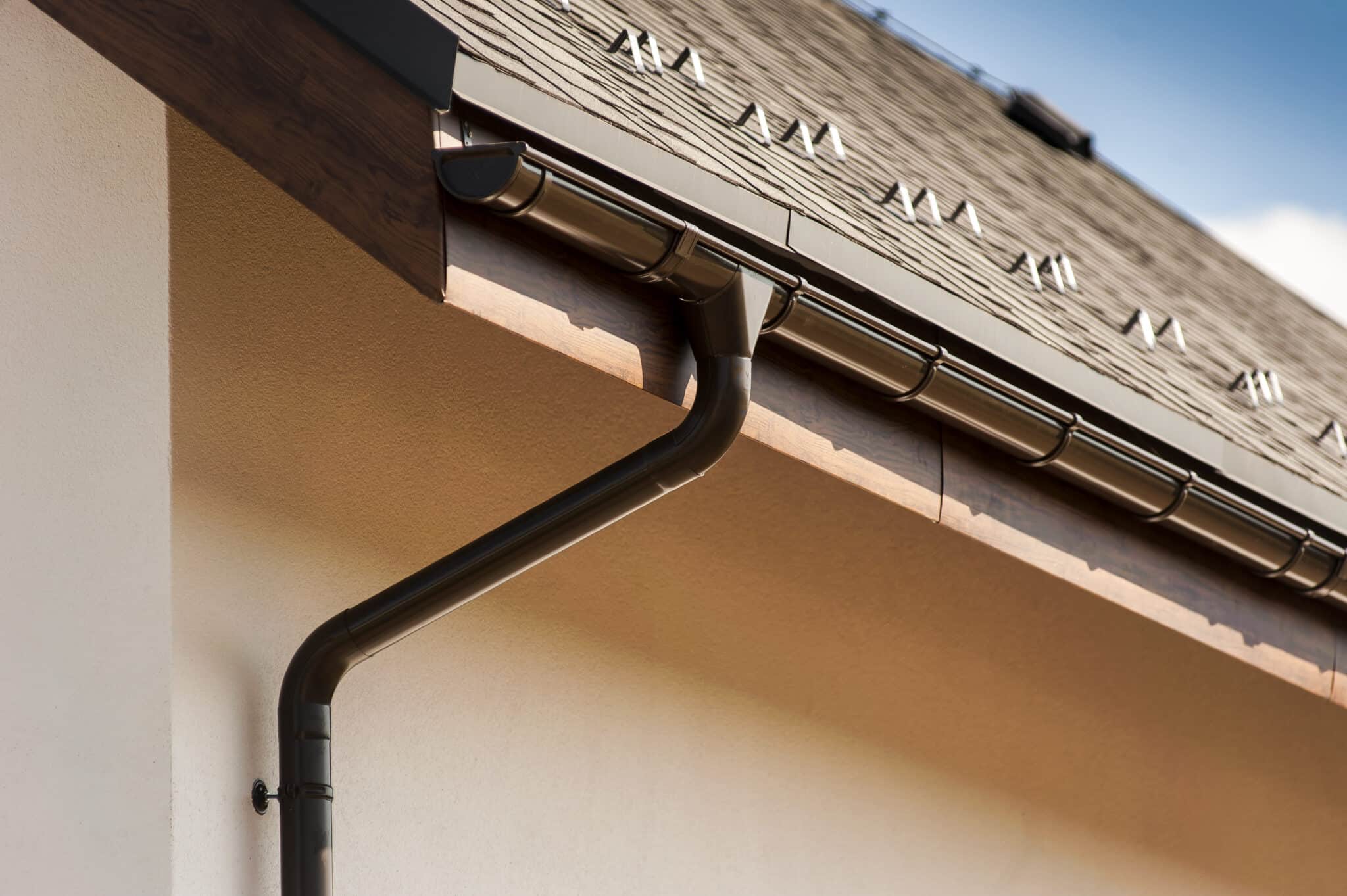 Gouttière en PVC nettoyée par aspiration