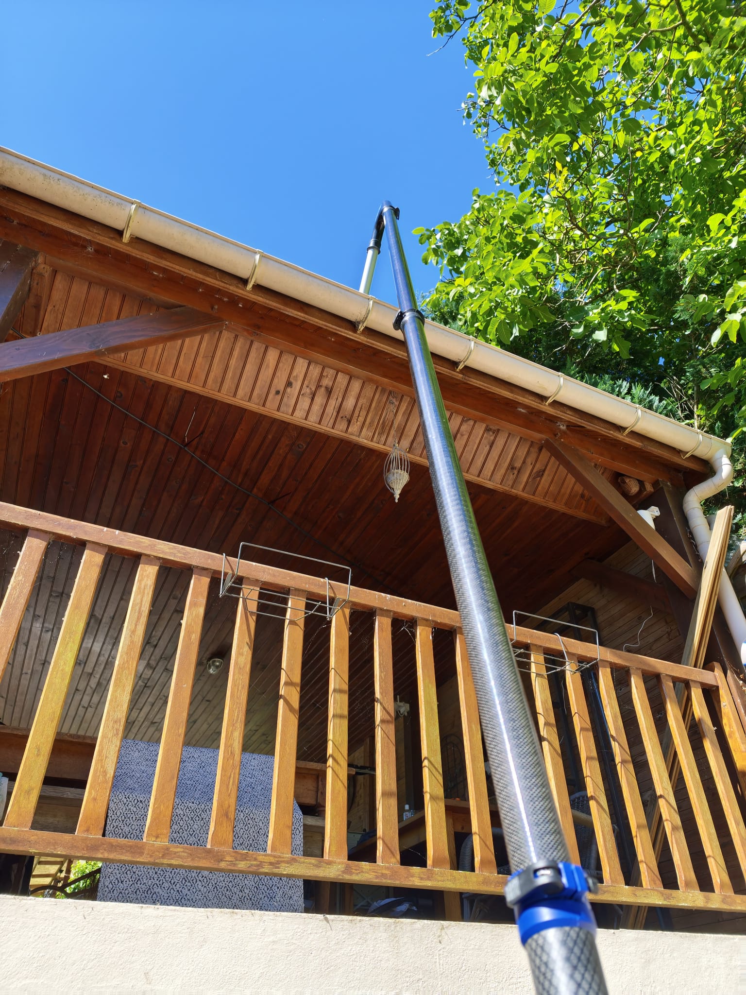 Nettoyage de gouttière à la perche télescopique par Le Drone Normand