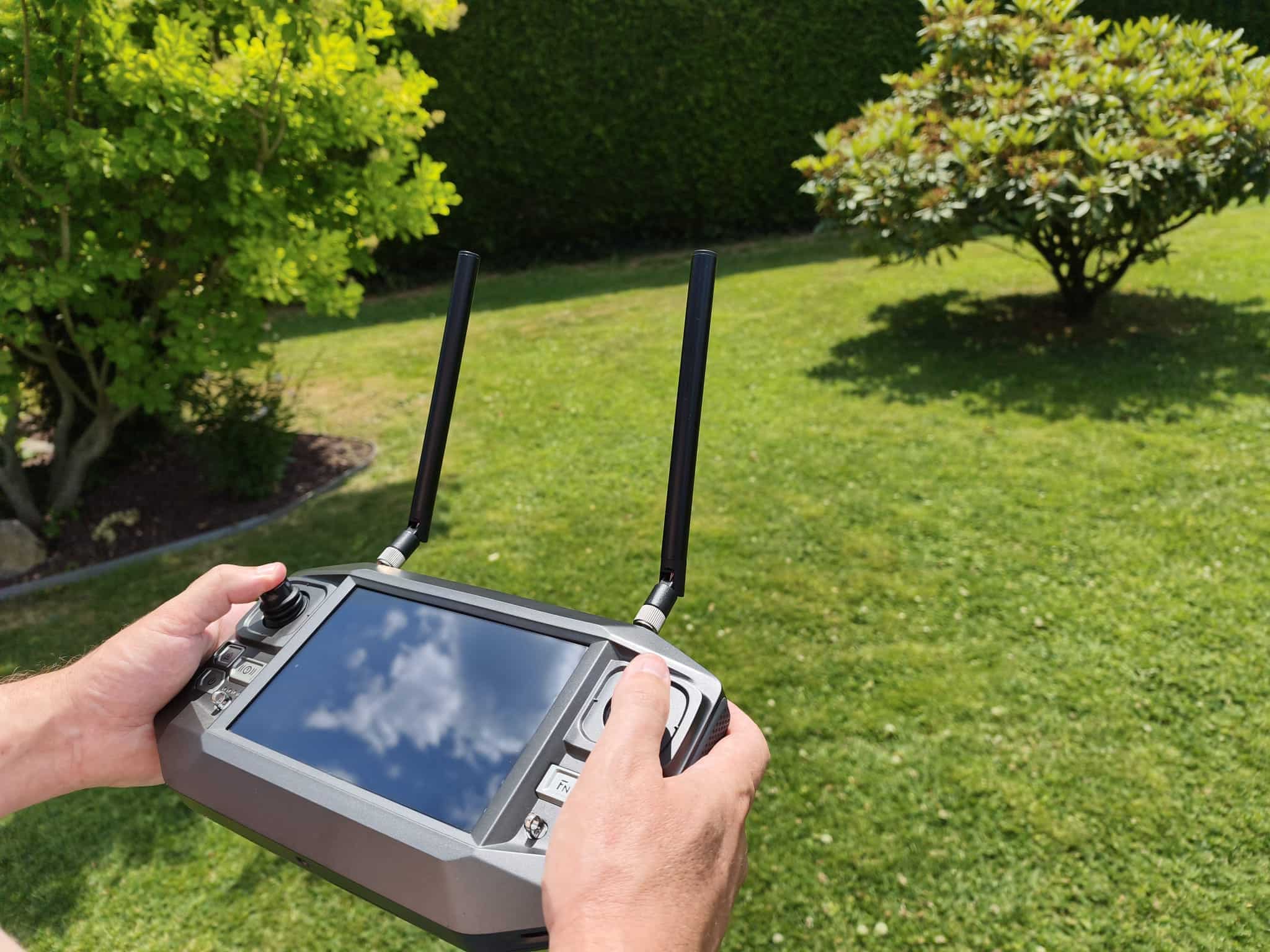 Télépilote certifié DGAC aux commandes du drone de nettoyage