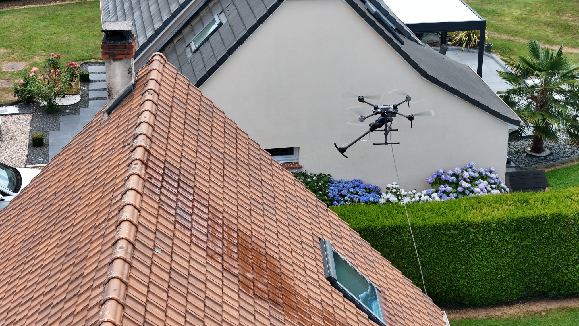 Vue aérienne du drone nettoyant une autre toiture en Normandie