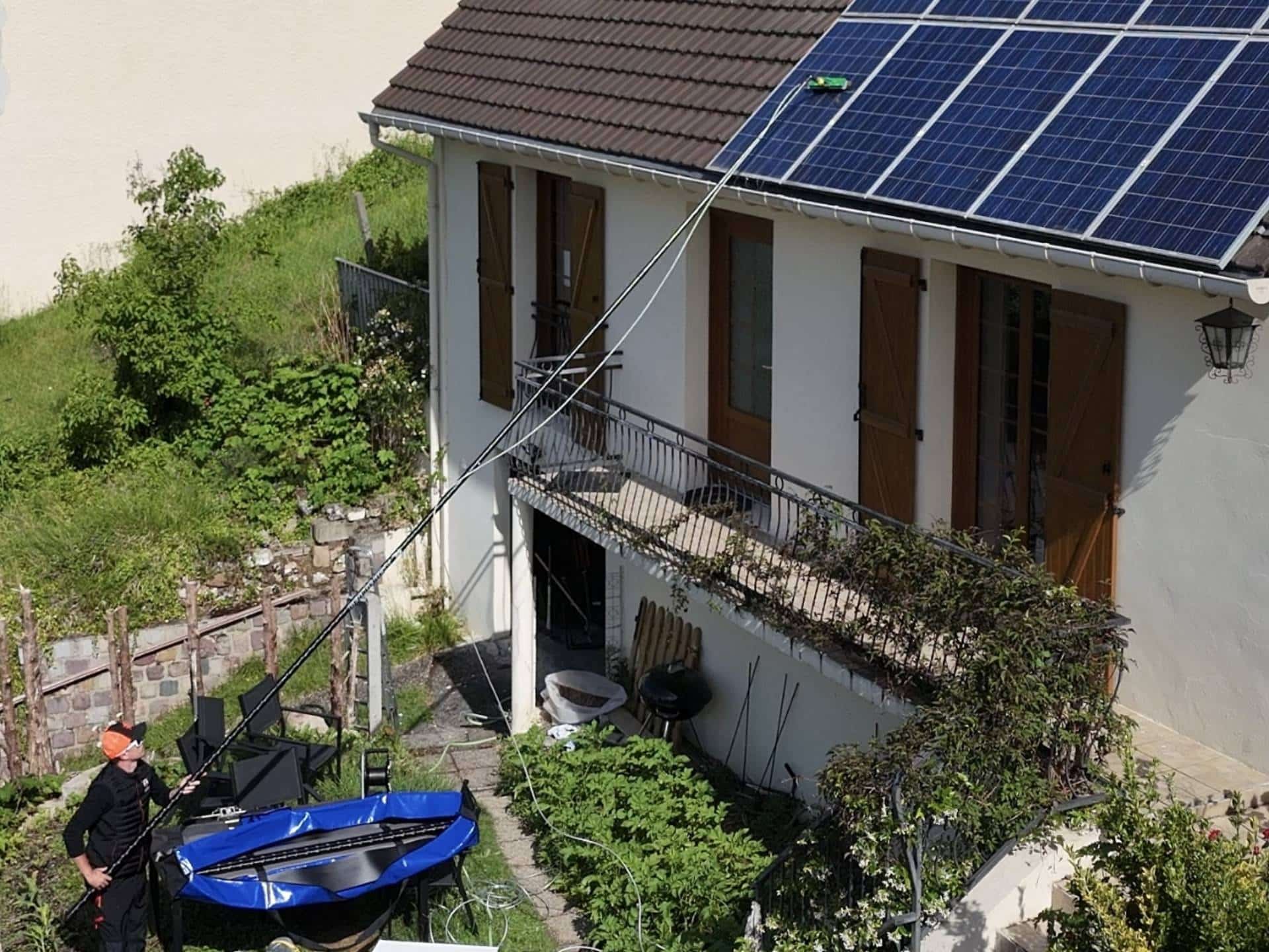 Technicien Le Drone Normand nettoyant des panneaux solaires depuis le sol