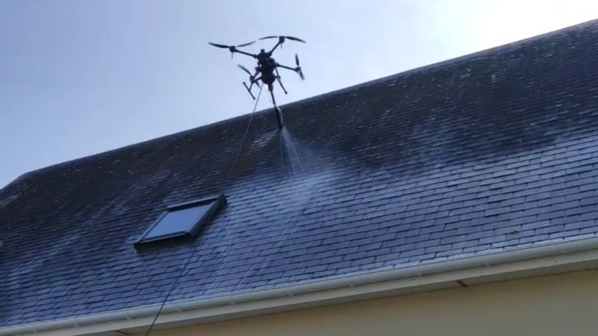 Nettoyage de toiture en ardoises : vue drone