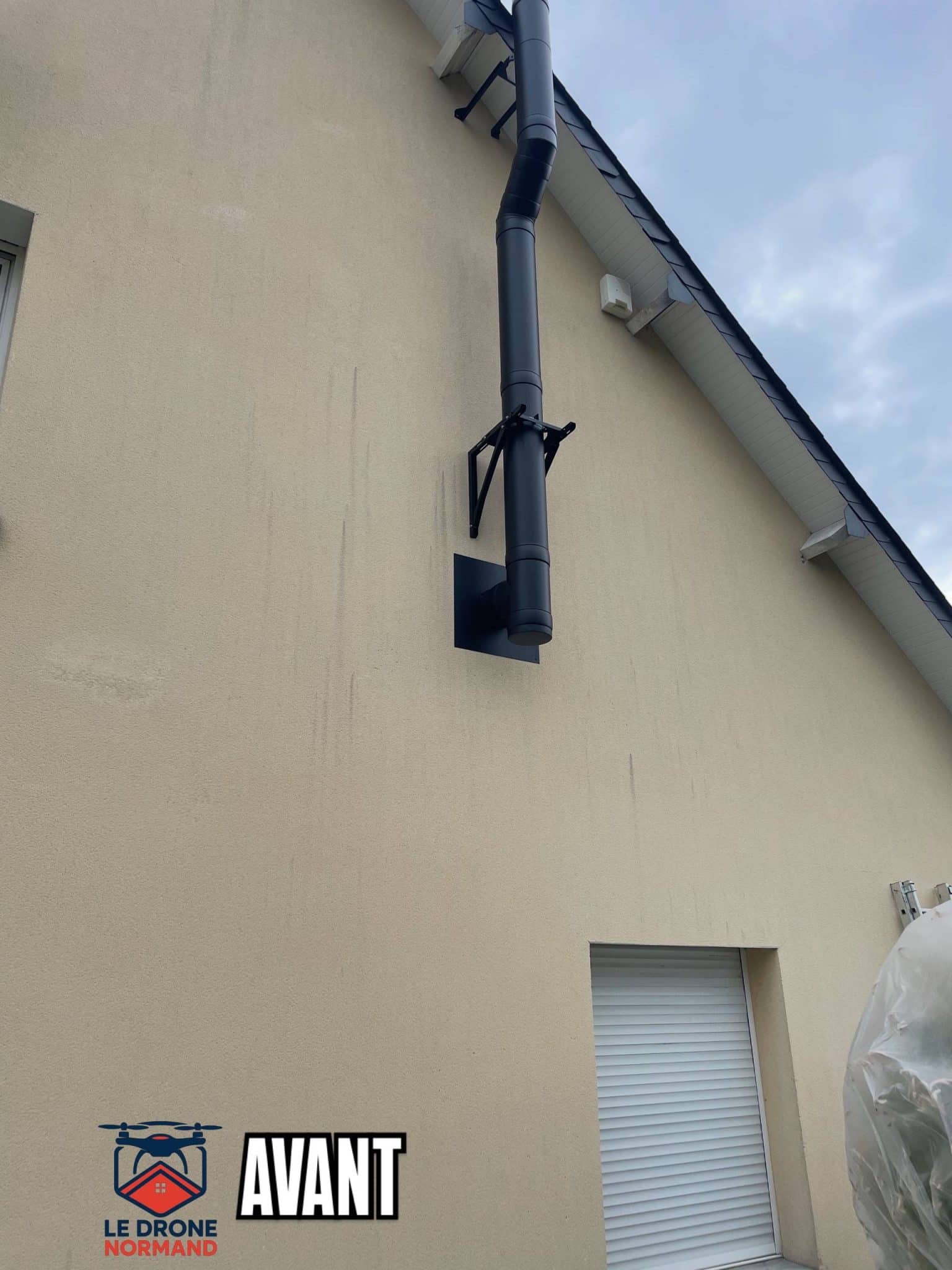 Façade avant nettoyage, traces de pollution et mousses — Le Drone Normand