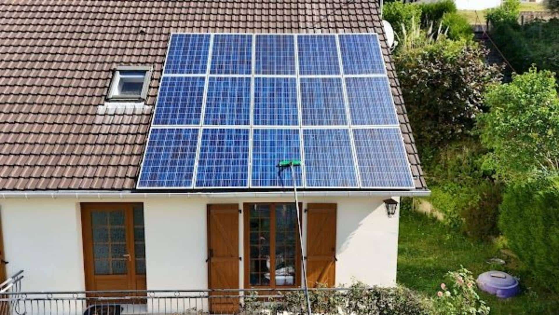Nettoyage de panneaux photovoltaïques à la perche télescopique par Le Drone Normand