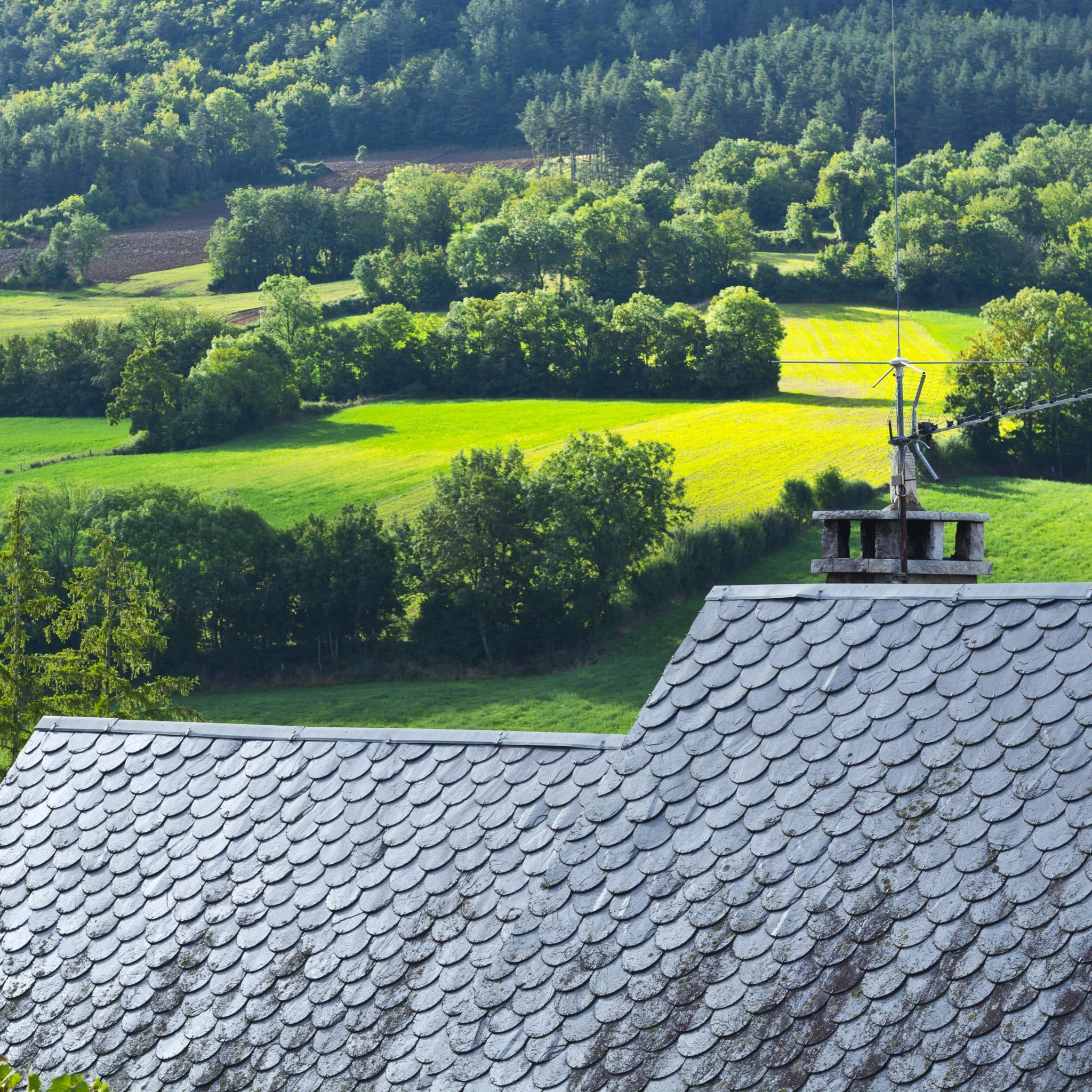 Toiture en ardoises naturelles nettoyée par drone