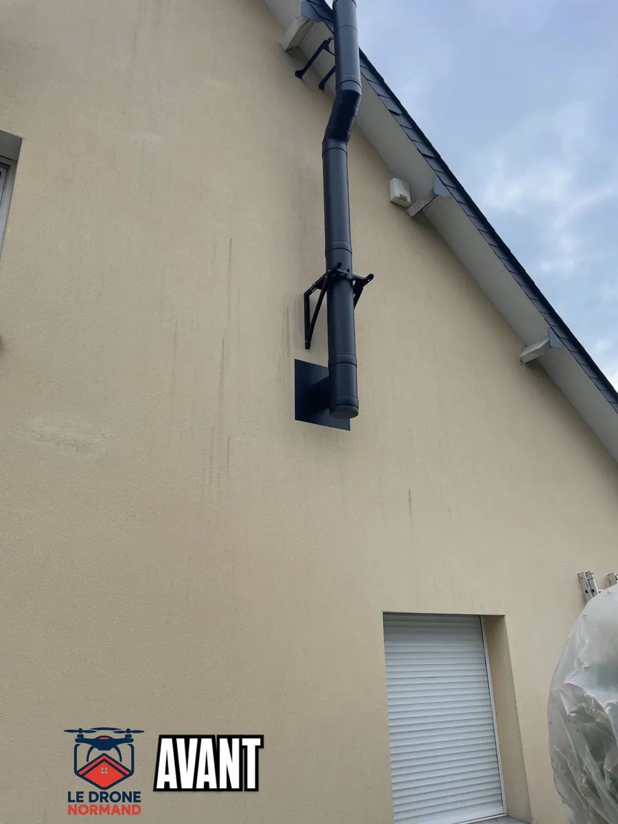 Façade enduit avec traces de ruissellement avant démoussage à Rouen