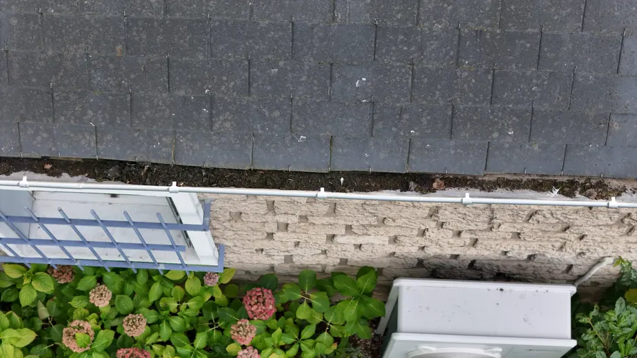 Gouttière et rive de toiture en ardoise vues par drone après nettoyage