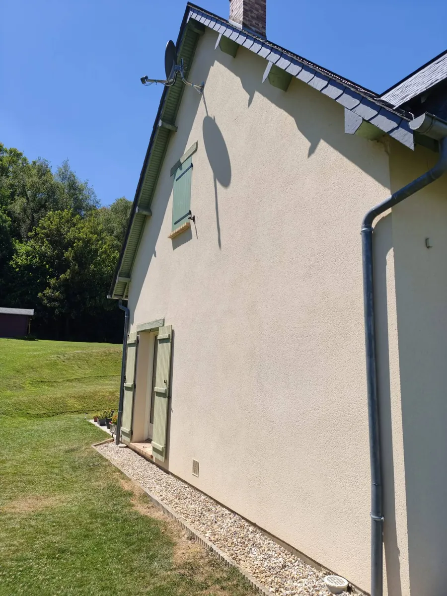 Pignon enduit uniforme et propre après nettoyage de façade par drone en Normandie