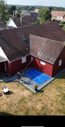 Vue aérienne d'un nettoyage de toiture à la perche télescopique, terrasse bâchée