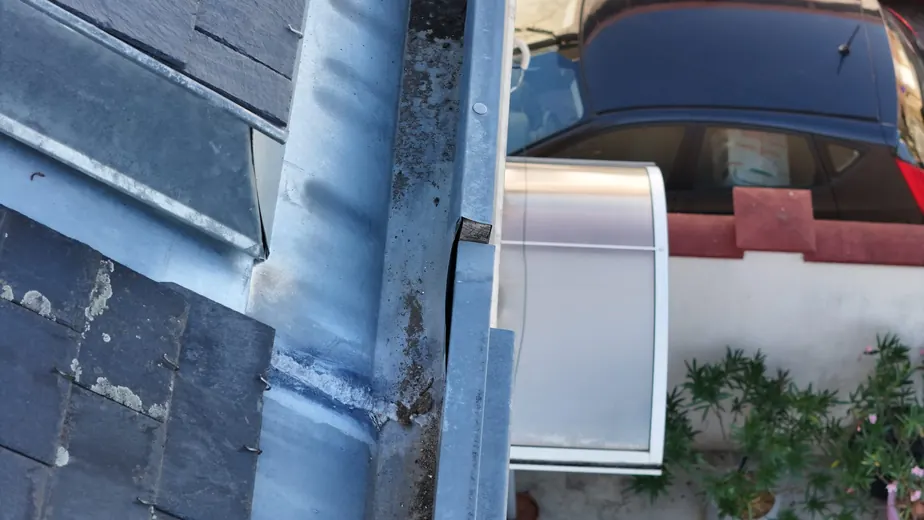 Noue et gouttière d'une toiture en ardoise inspectées par drone