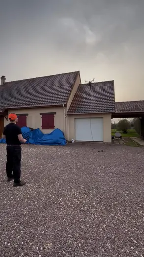 Télépilote certifié aux commandes du drone devant une maison à nettoyer