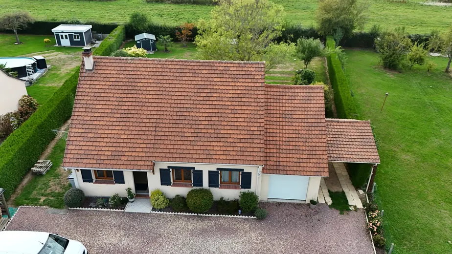 Prise de vue aérienne par drone d'une maison et de sa toiture en tuiles en Normandie